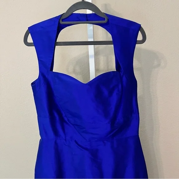 Elegant Blue Silk Sleeveless Dress - Picture 2 of 7